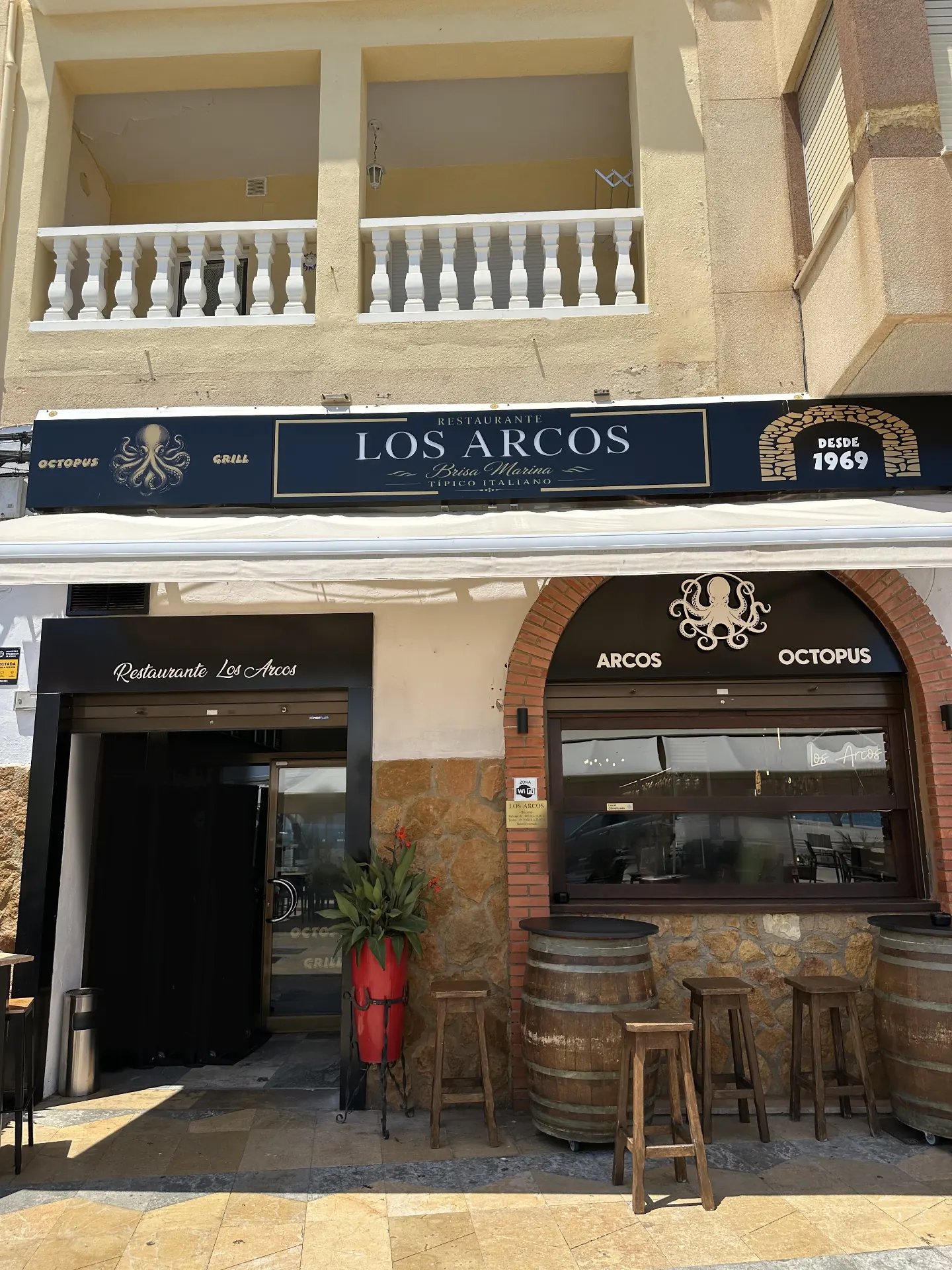 Comer en una terraza frente al mar en Vinaròs: la experiencia Los Arcos