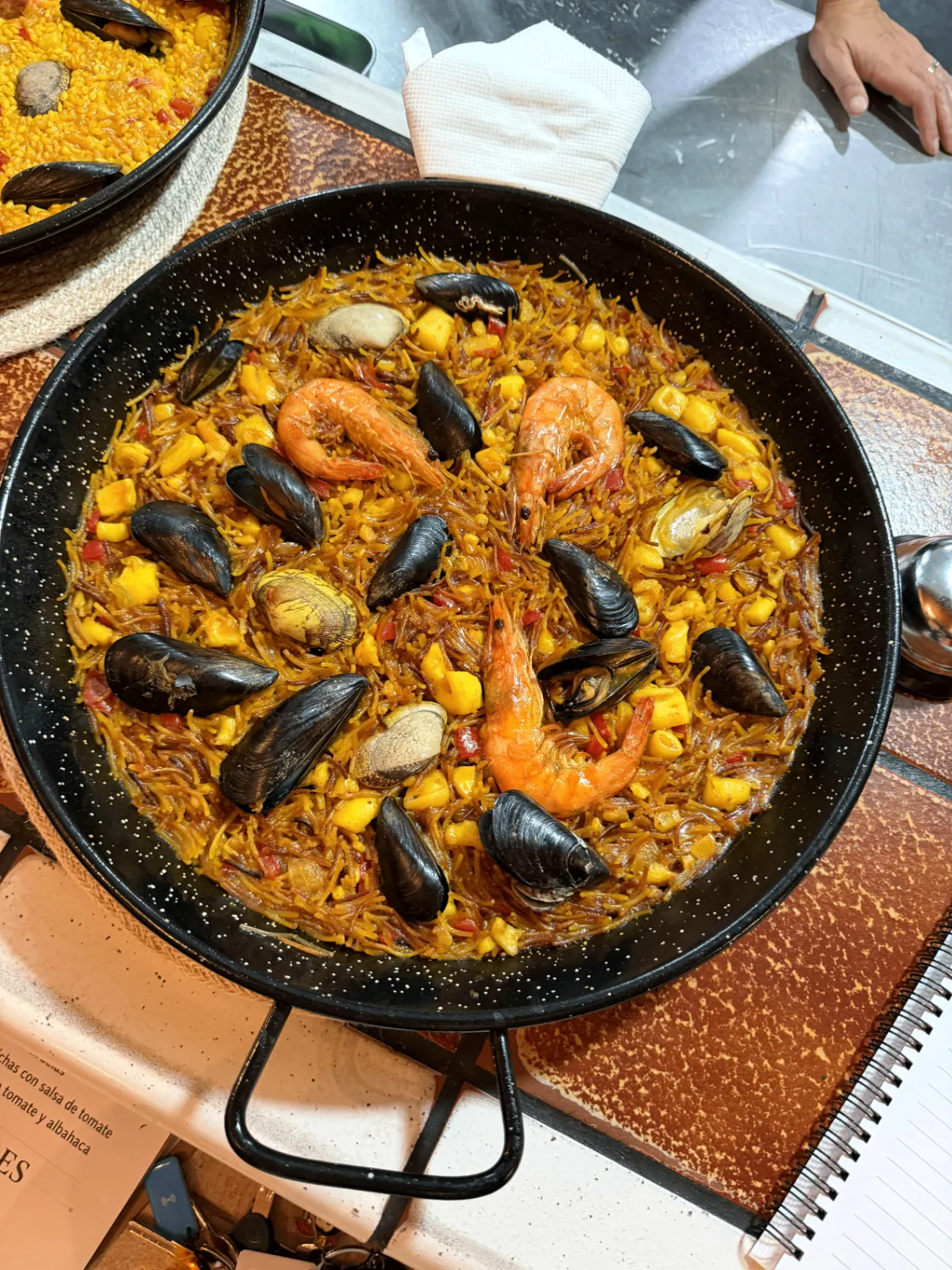 Cómo se hace una paella de marisco perfecta al fuego lento